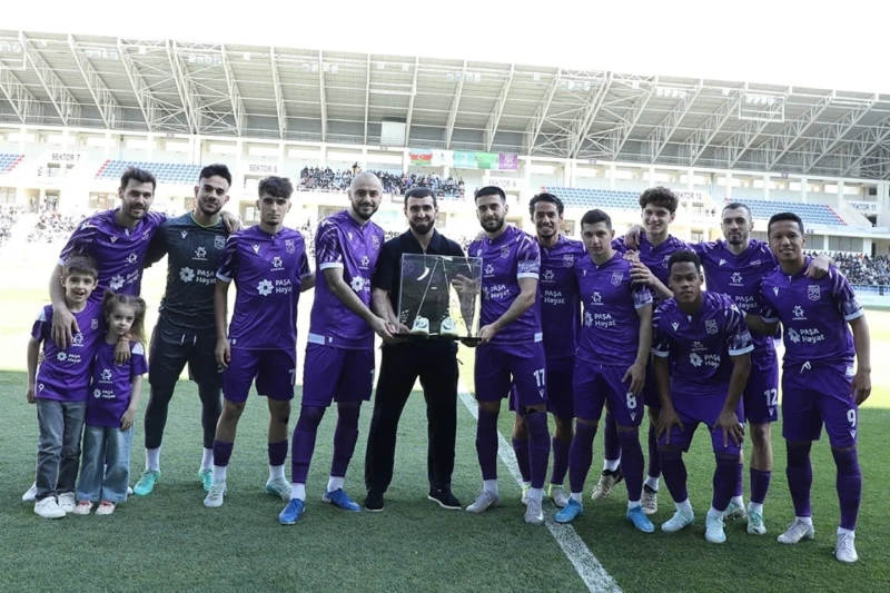A commemorative gift from Vugar Mustafayev from Sumgayit - PHOTO