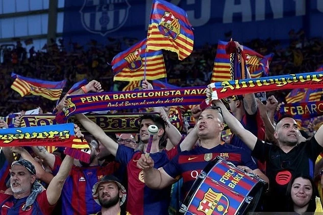 "El Clasico" öncesi taraftarlarla polis arasında çatışma, taraftarlar marşı yuhaladı - VİDEO