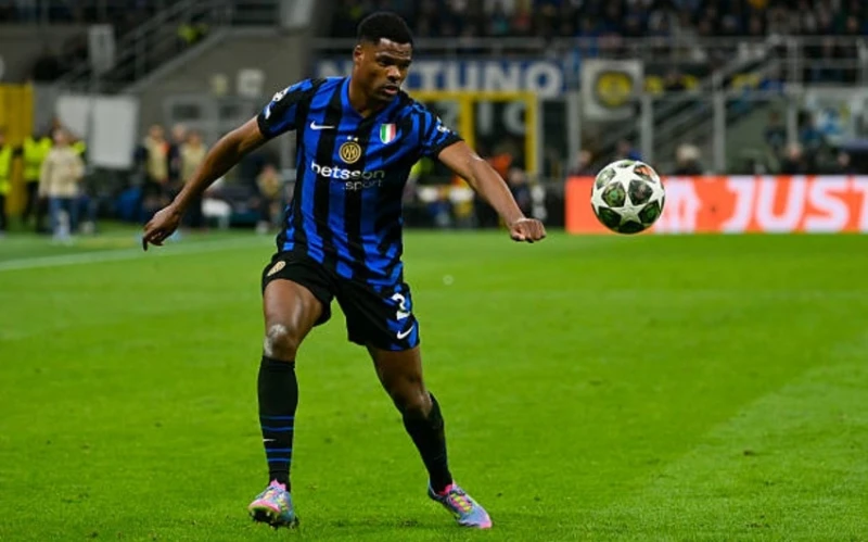 "Barcelona" is interested in signing Denzel Dumfries