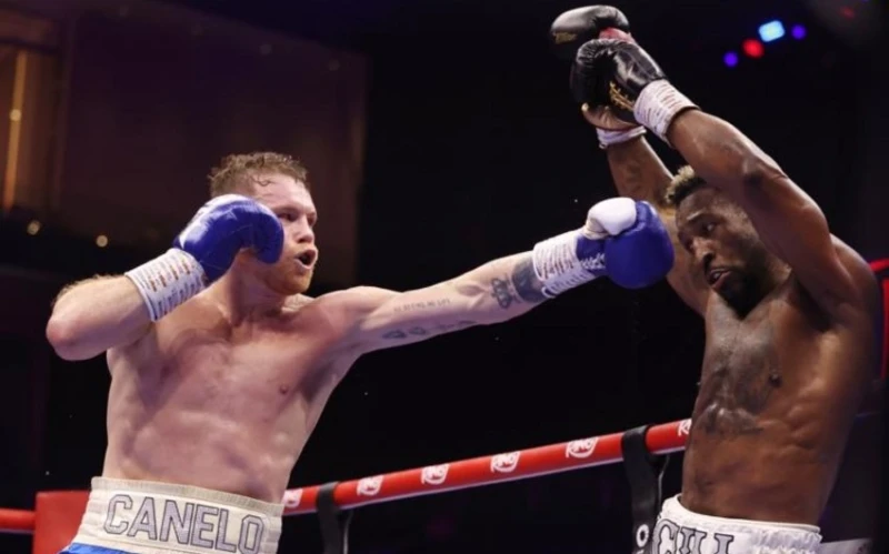 Boxer Saul Alvarez regains the title of undisputed world champion