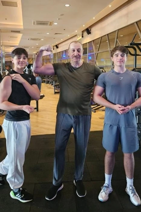 Президент с внуками в спортзале
