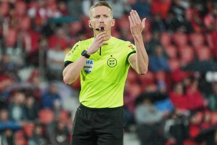 The chief referee of "El Clasico" has been announced