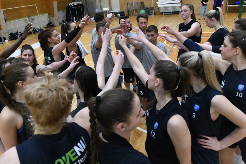 Slovenia national team trains in Toulouse before visiting Baku