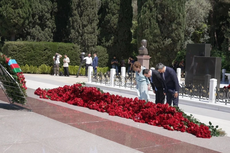 Employees of the Ministry of Youth and Sports visited the grave of the National Leader - PHOTOS