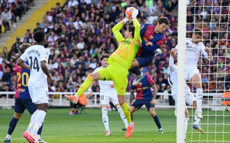 "Barcelona" strengthens its La Liga lead with a victory over "Real"