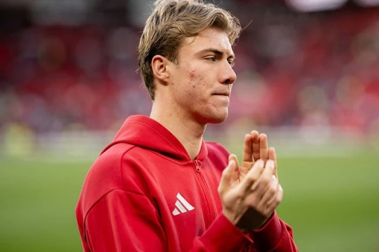 "Manchester United" Prepares to Sell Key Player