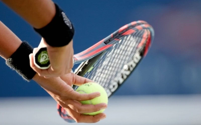 Tennis matçı silah səslərinə görə yarımçıq dayandırılıb