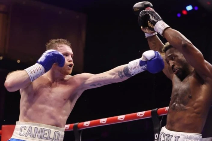 Boksör Saul Alvarez tartışmasız dünya şampiyonu unvanını geri aldı